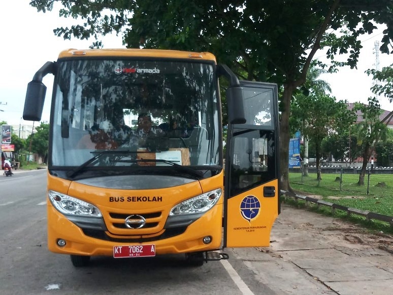 Naik Bus Sekolah Berbayar Botol Plastik Bekas 